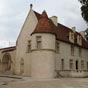 Façade est du prieuré de Cayac. L'histoire du Prieuré est indissociable de celle du pèlerinage à Saint-Jacques-de-Compostelle. L'église a été construite en deux temps. Les parties basses datent de 1210 à 1230, alors que l'élévation a été réalisée entre 13